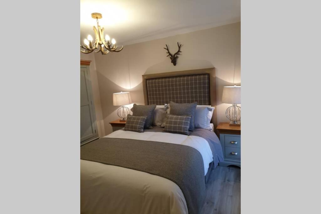 Luxury Five Star Cottage One Tantobie Екстериор снимка
